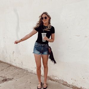 Blue jean distressed 4” shorts